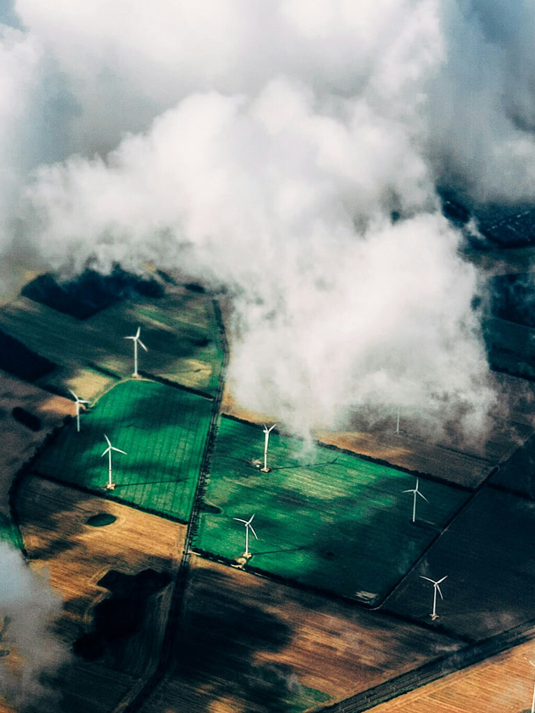 Widok farmy wiatrowej z lotu ptaka