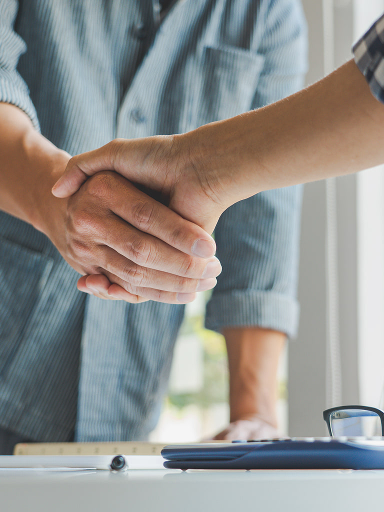 Uścisk dłoni symbolizujący zaufanie, partnerstwo i profesjonalizm