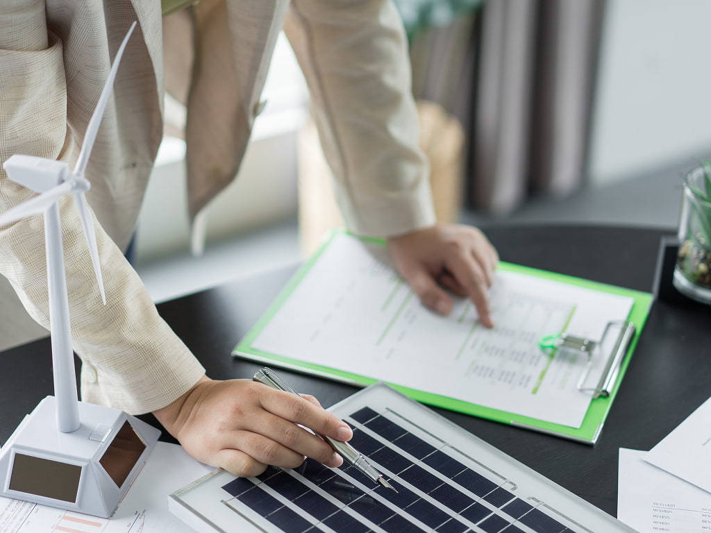 Osoba analizująca dane dotyczące energii odnawialnej