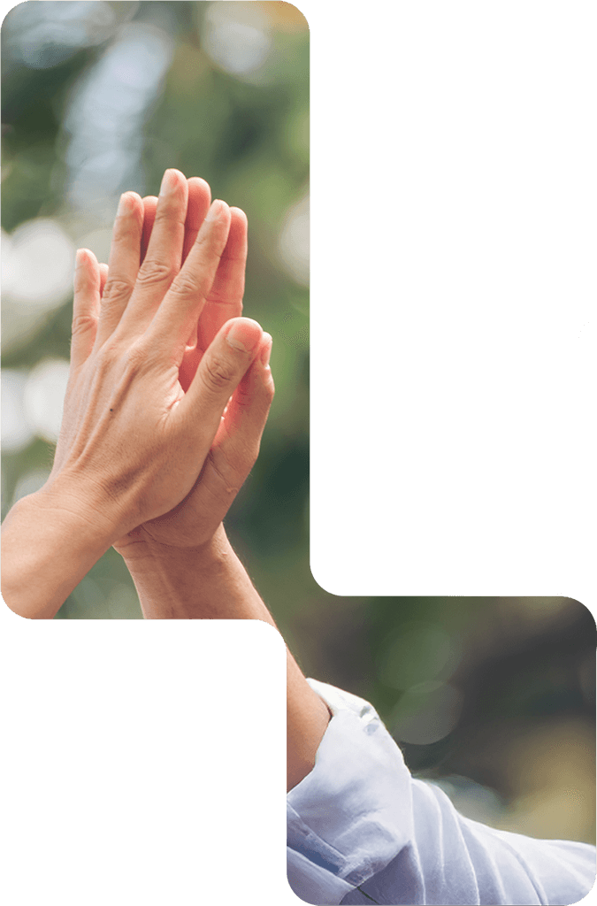 Dłonie przybijające piątkę, symbol współpracy i partnerstwa Synowski w branży energetyki i inwestycji